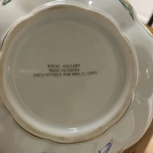 Royal Gallery Floral Basket - Picture 3 of 8